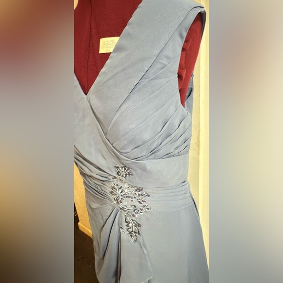 Elegant Blue Evening Gown Size 16 - Picture 4 of 11